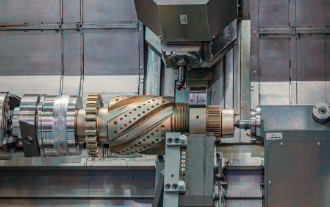 What are the differences between the three-axis, four-axis and five-axis CNC machining centers?