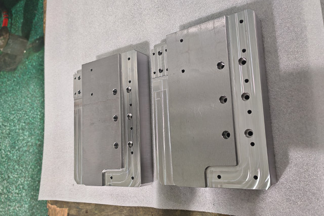 Three-axis machining center